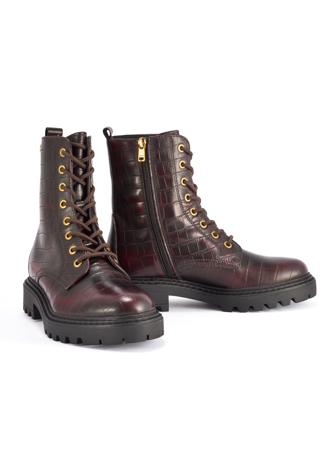 Bordowe botki damskie croco BUTYD-1192-90(Z25), widok produktu skosem na białym tle.