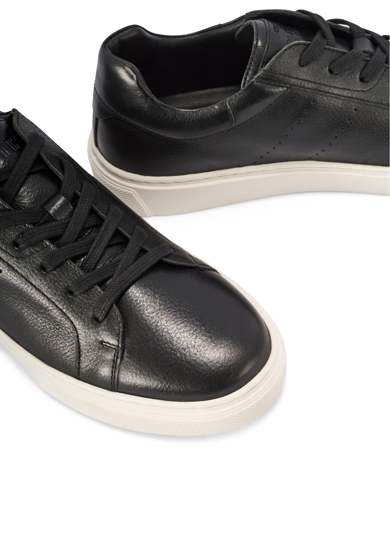 Czarne skórzane sneakersy męskie BUTYM-0486-99(W26), zbliżenie na detal produktu na białym tle.