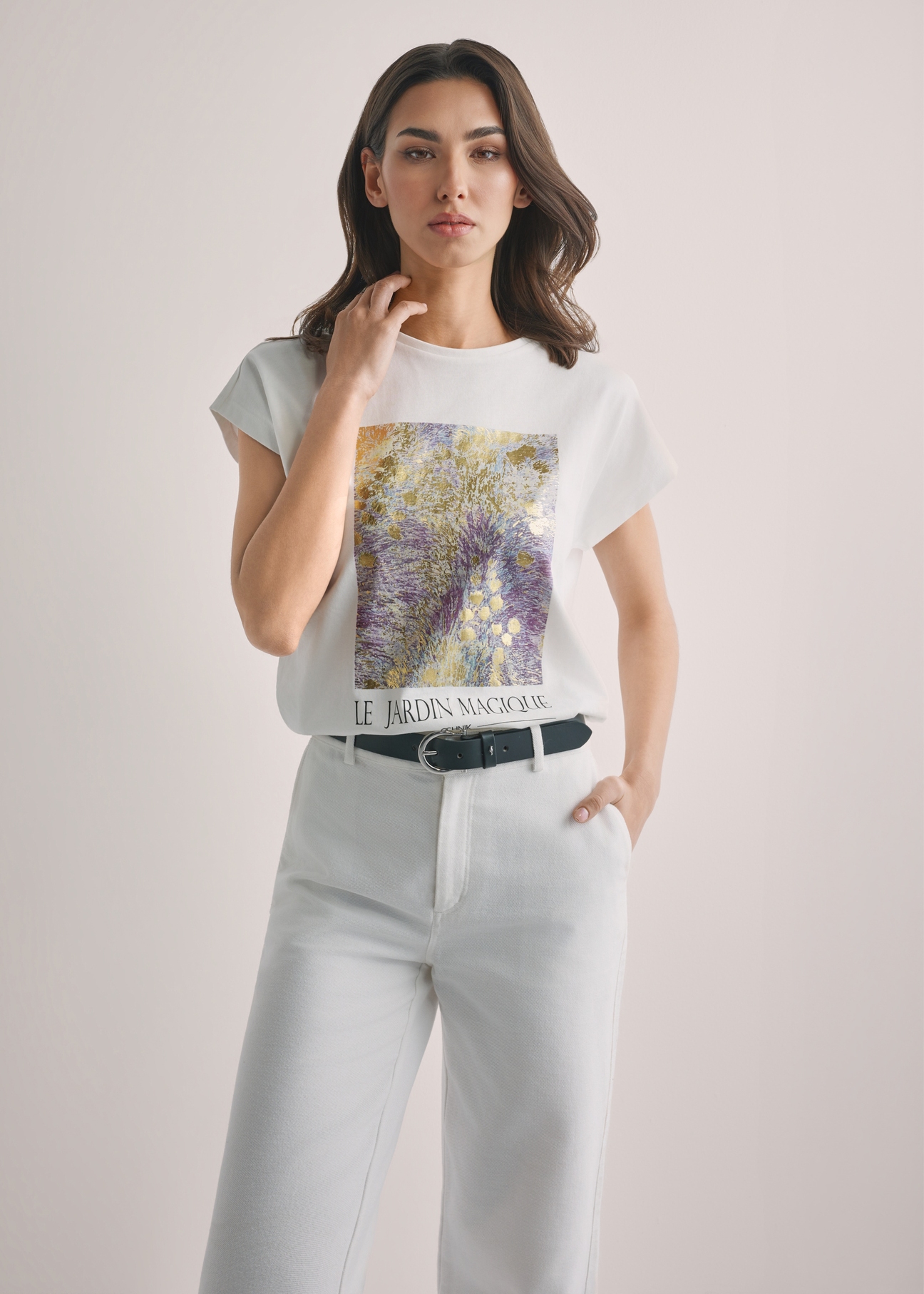 Kremowy T-shirt damski z nadrukiem TSHDT-0160-0B(W26), widok produktu z przodu na modelce. Widoczna połowa sylwetki.