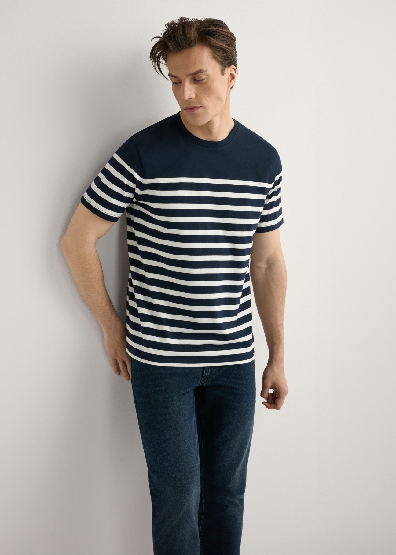 T-shirt granatowy męski w paski TSHMT-0139-7E(W26), widok produktu od przodu na modelu, widoczna połowa sylwetki.