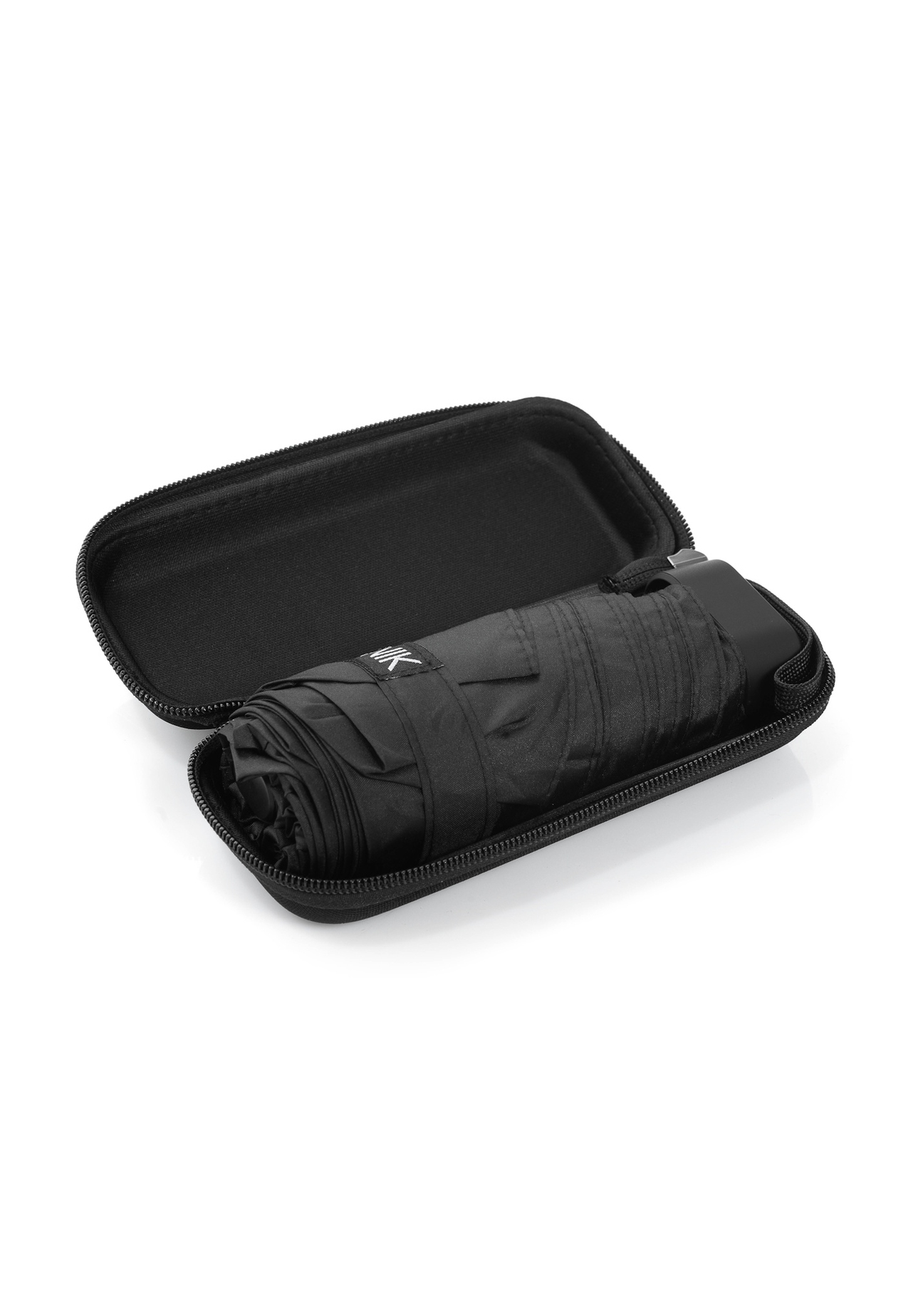 Czarny parasol damski z etui PARSD-0038-99(W25), widok produktu w opakowaniu na białym tle.