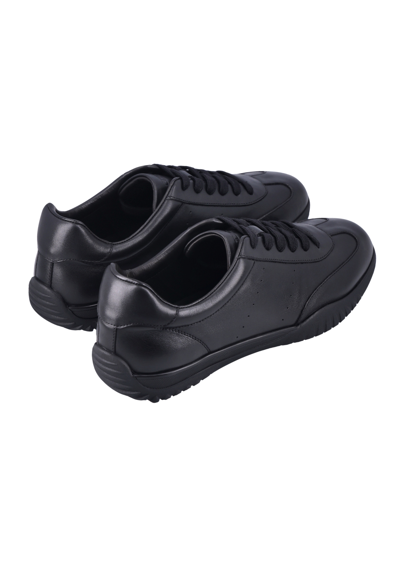 Czarne skórzane buty sportowe męskie BUTYM-0560-99(Z26), widok produktu z tyłu na białym tle.