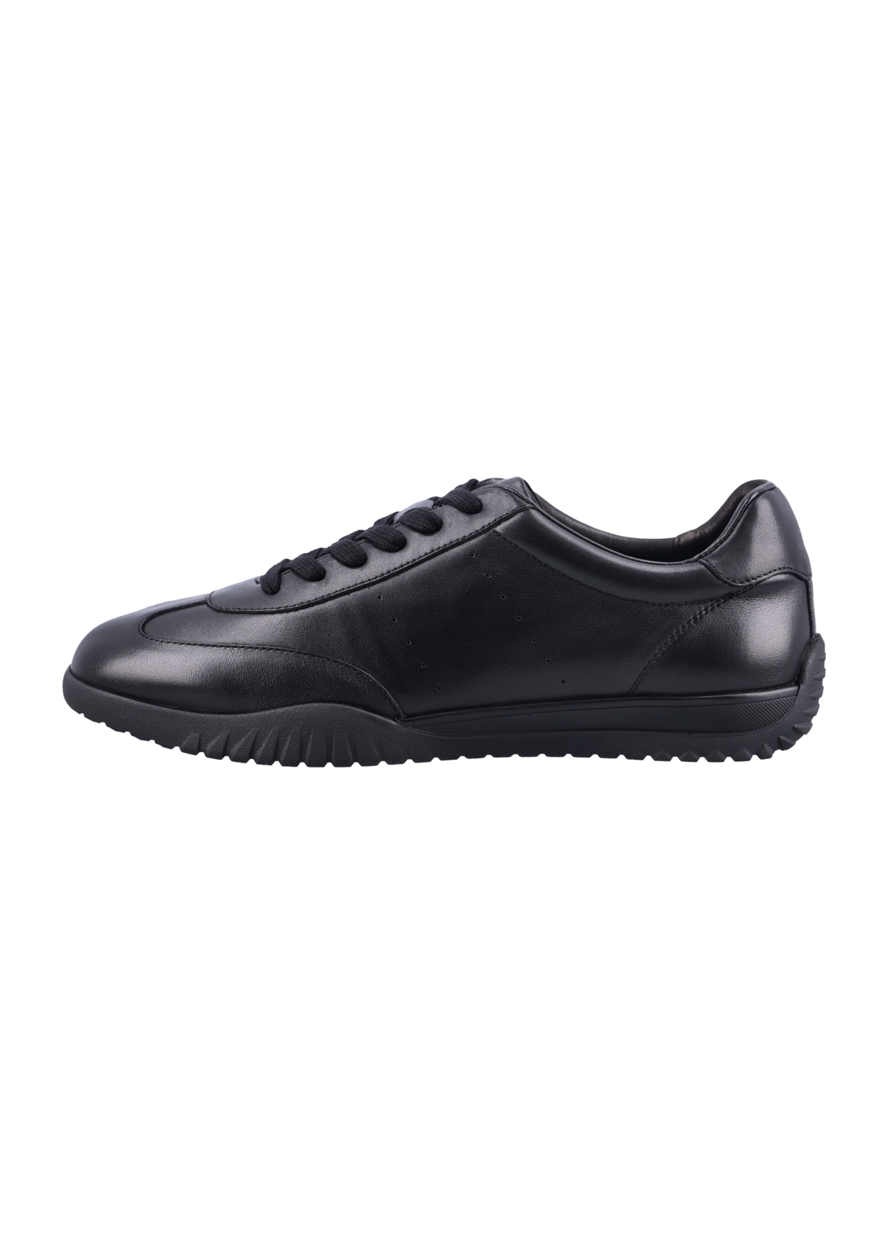 Czarne skórzane buty sportowe męskie BUTYM-0560-99(Z26), widok produktu z boku na białym tle.