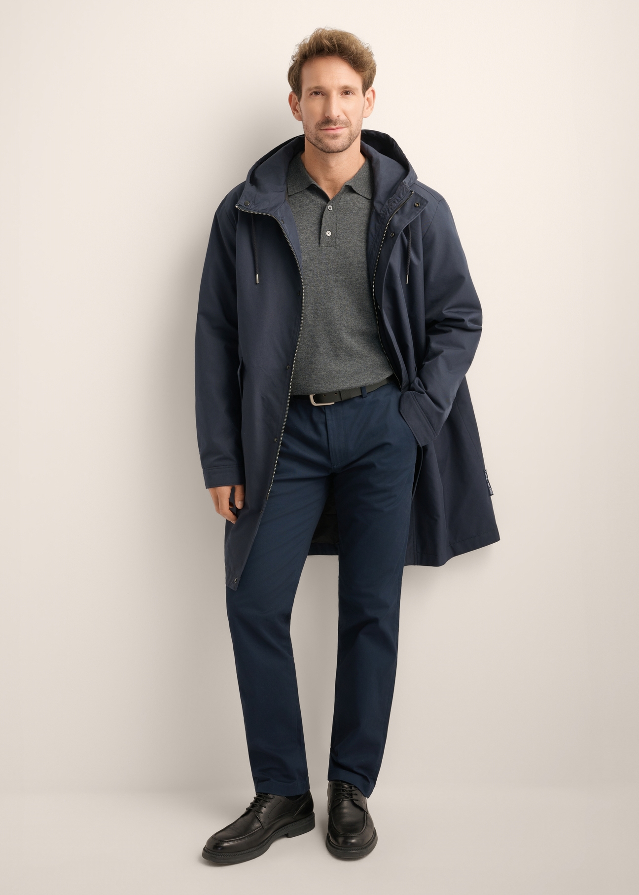 Granatowa przejściowa kurtka męska KURMT-0425-7D(Z26), widok produktu z przodu na modelu. Widoczna cała sylwetka.