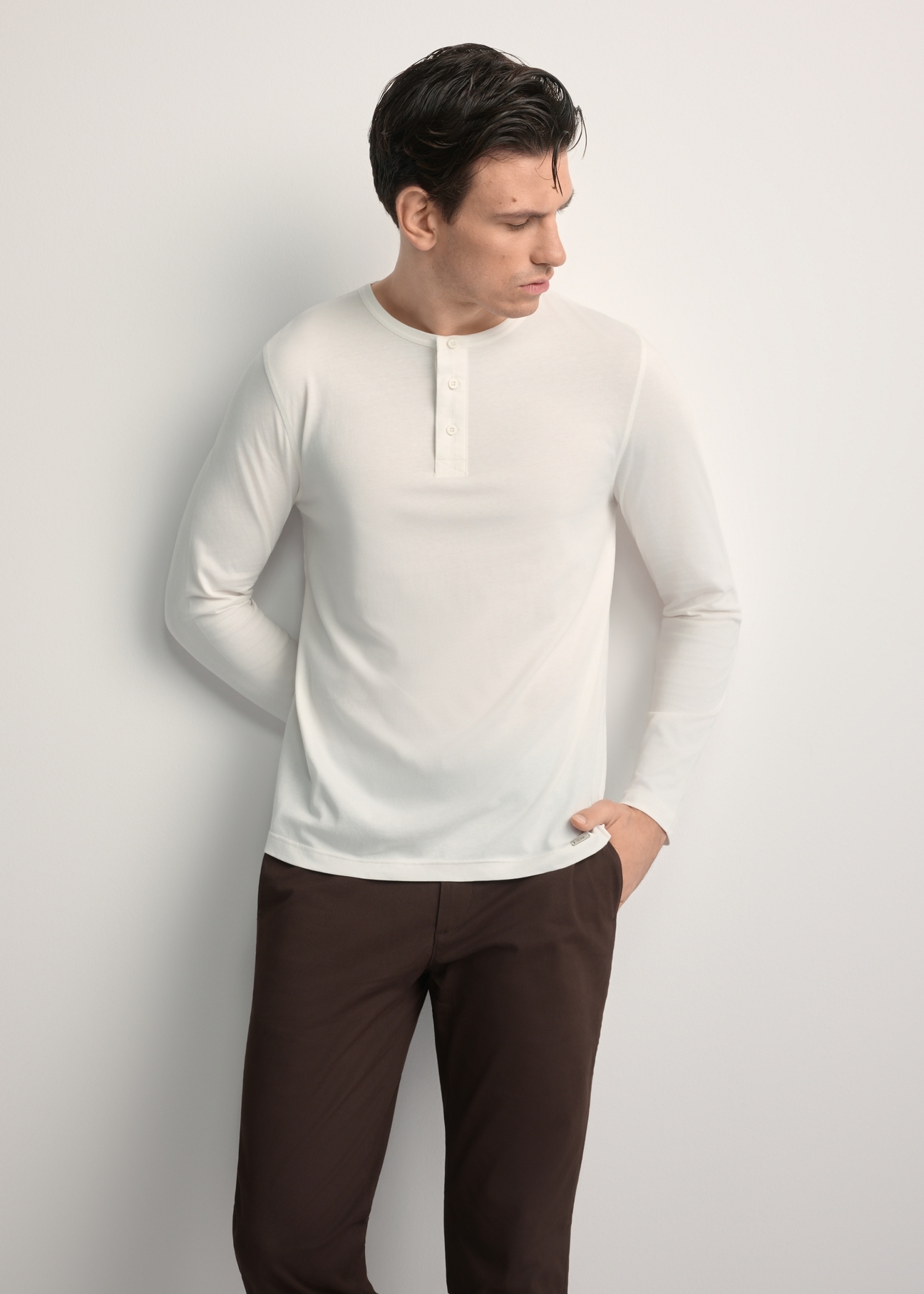 Biały bawełniany longsleeve męski LSLMT-0010-0B(W26), widok produktu z przodu na modelu. Widoczna połowa sylwetki.