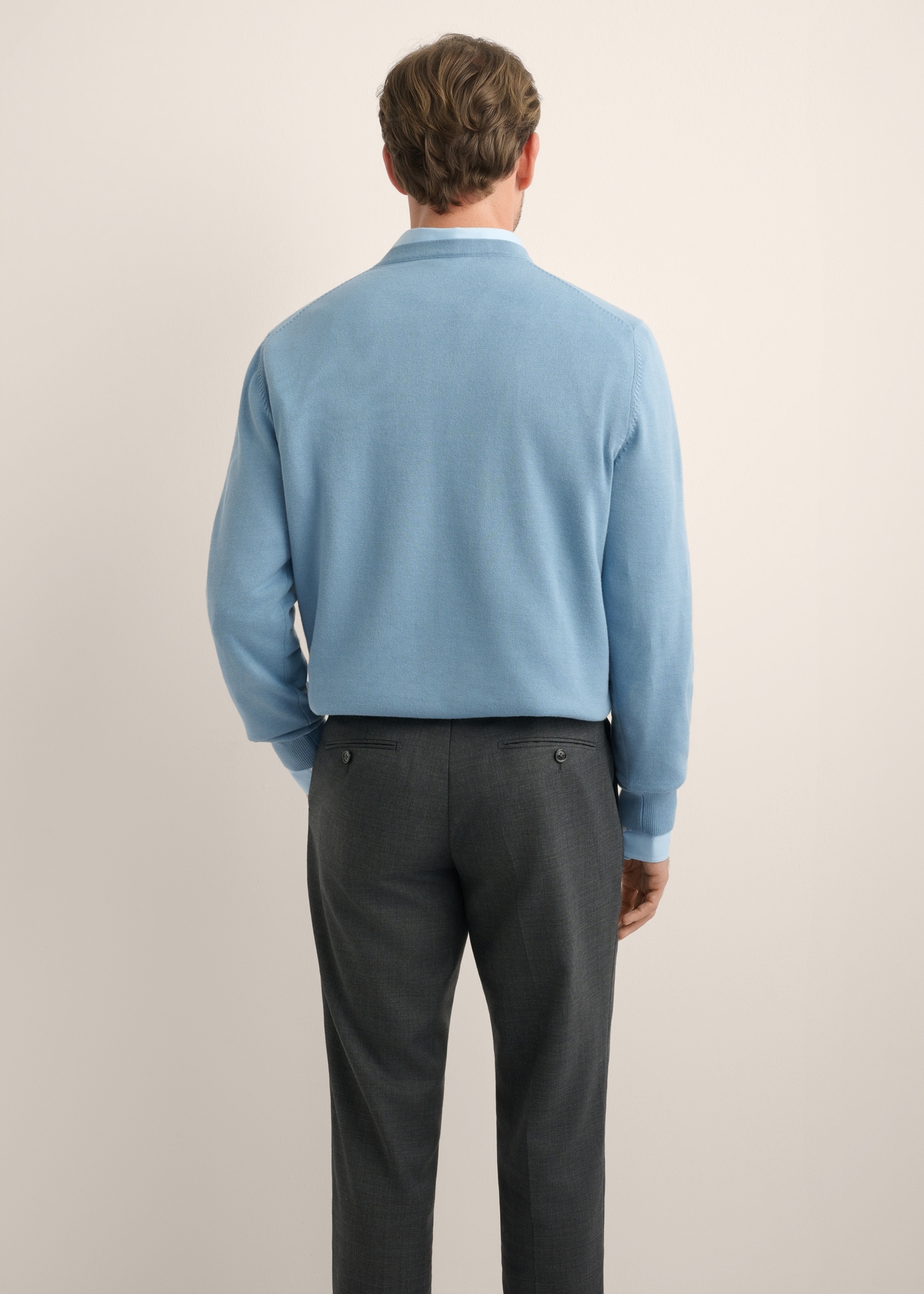 Niebieski sweter męski z logo SWEMT-0159A-7B(Z26), widok produktu z tyłu na modelu. Widoczna połowa sylwetki.