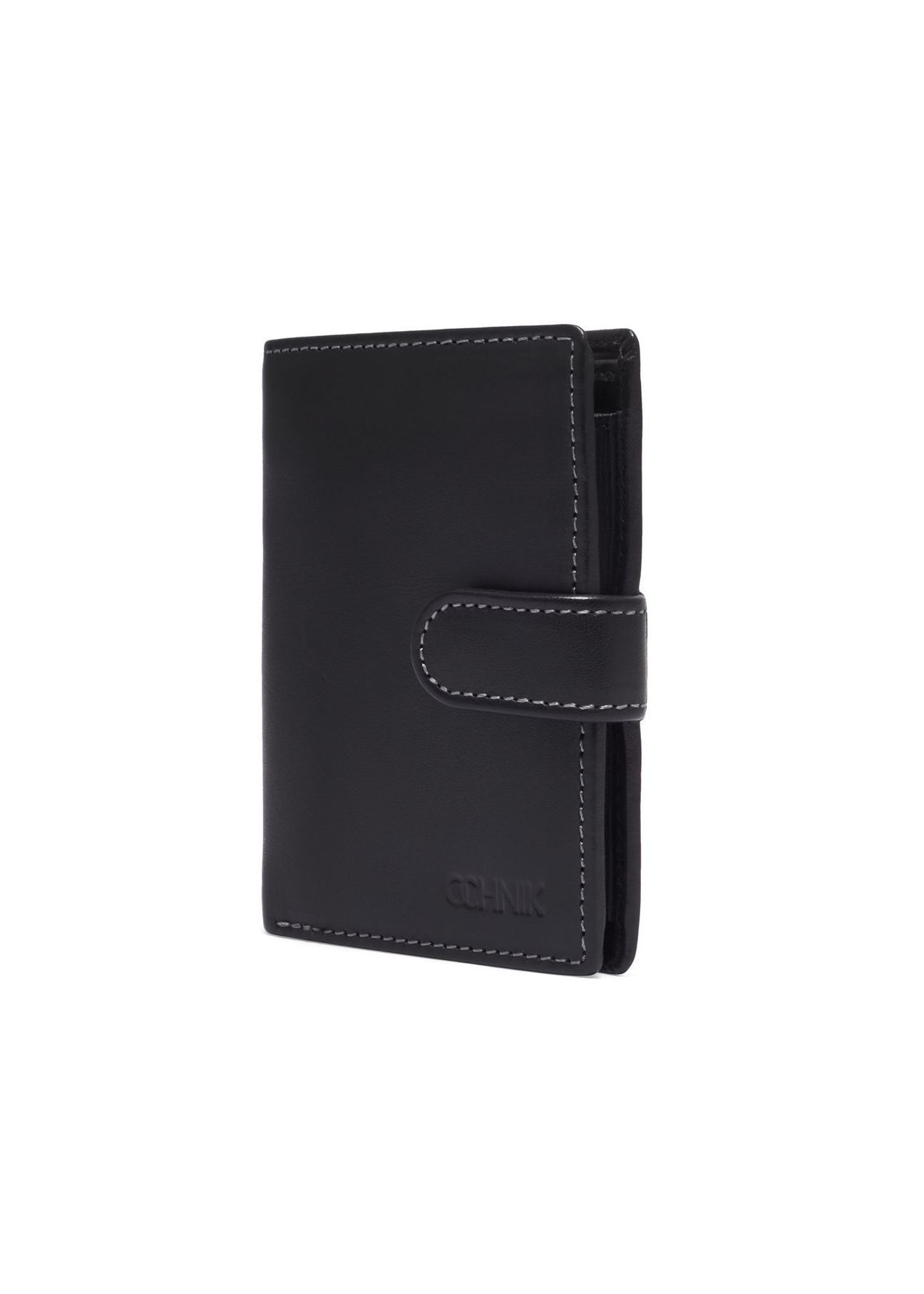 Czarny skórzany portfel męski PORMS-0704-99(Z26) - widok produktu po skosie, na białym tle. 