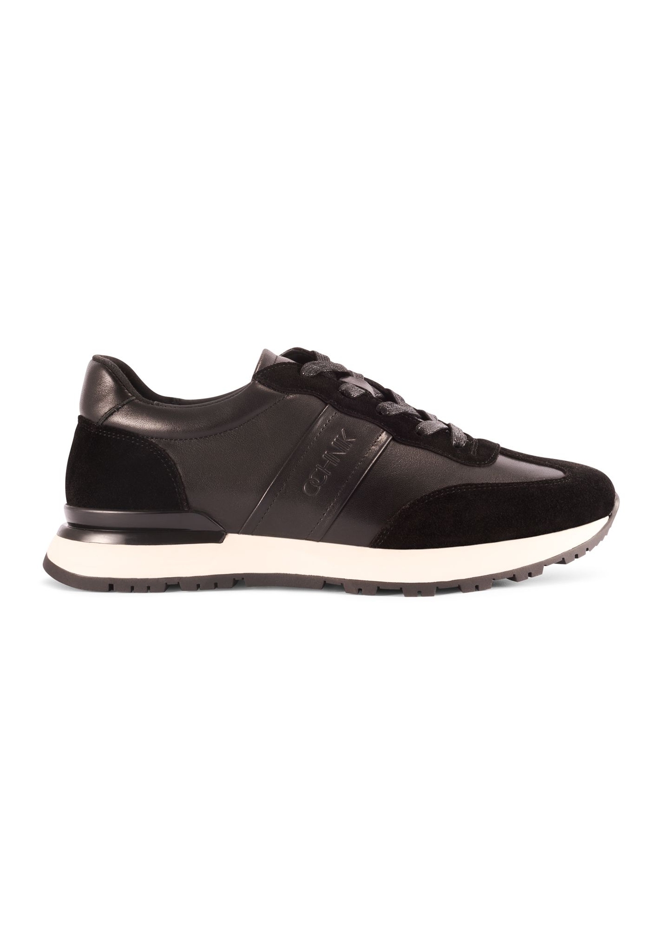 Czarne sportowe buty męskie BUTYM-0510-99(Z25) - widok produktu z boku na białym tle. 