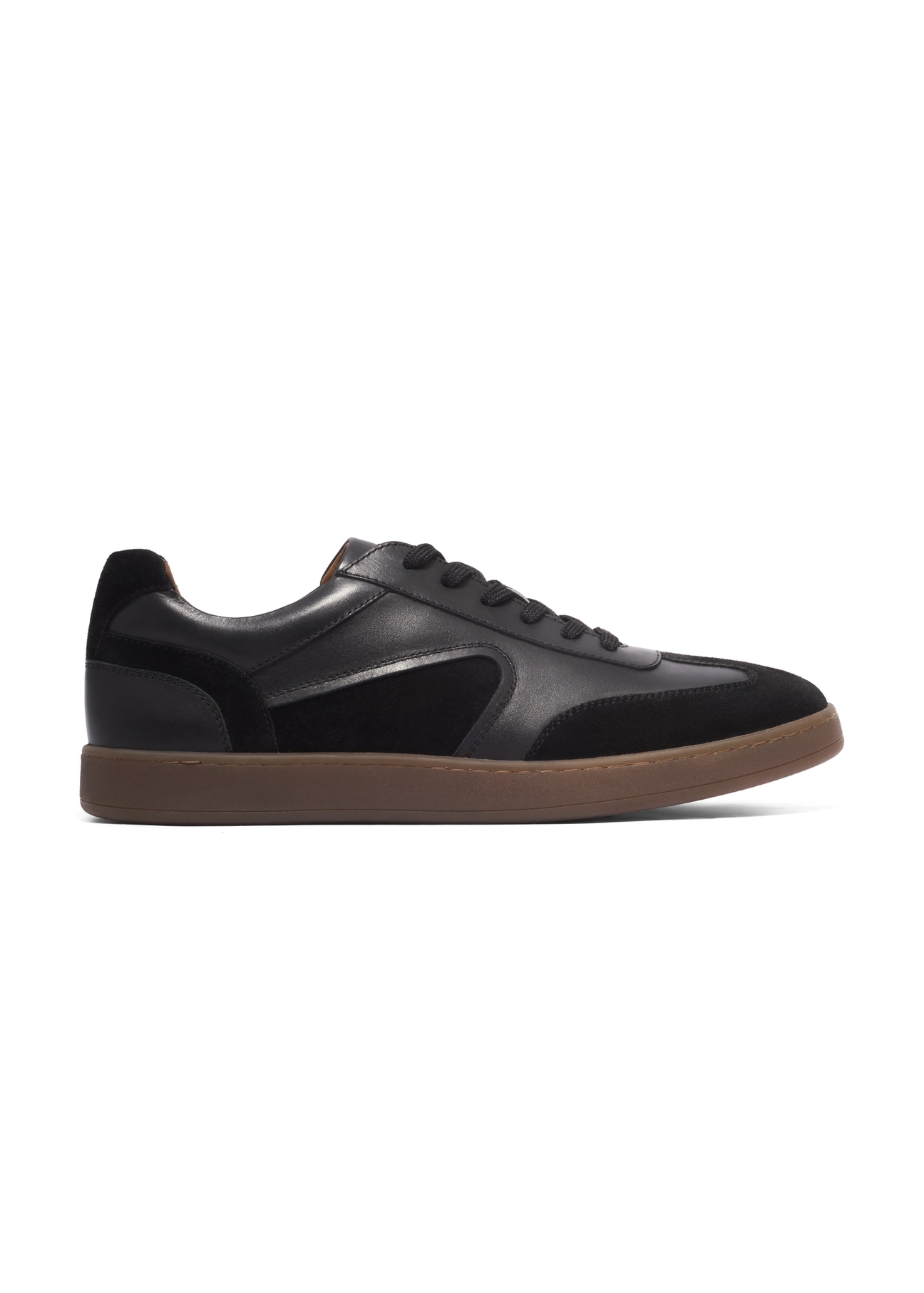 Czarne skórzane buty sportowe BUTYM-0573-9J(Z26), widok produktu z boku na białym tle.