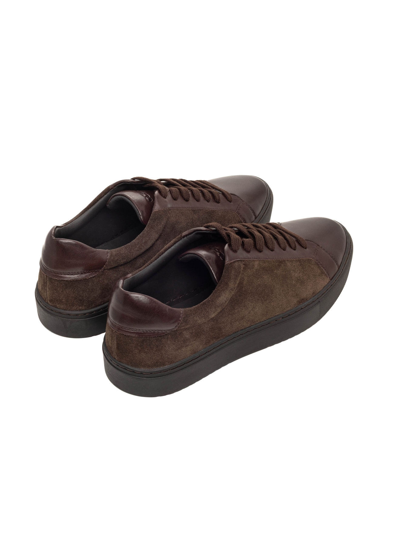 Ciemnobrązowe skórzane sneakersy męskie BUTYM-0544-1I(Z26), widok produktu z tyłu na białym tle.
