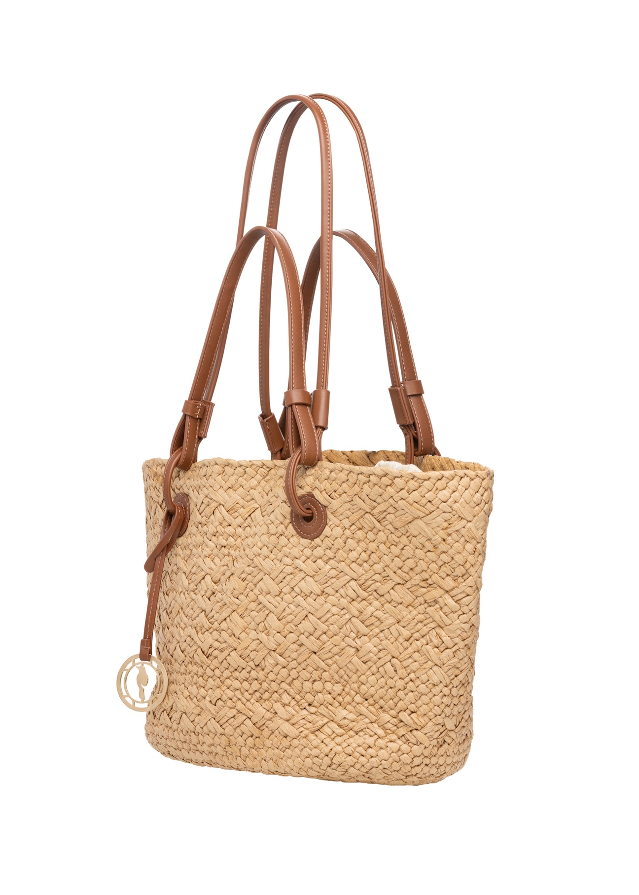 Słomkowa duża torebka damska typu shopper TOREC-1217-1E(W26), widok produktu skosem na białym tle.