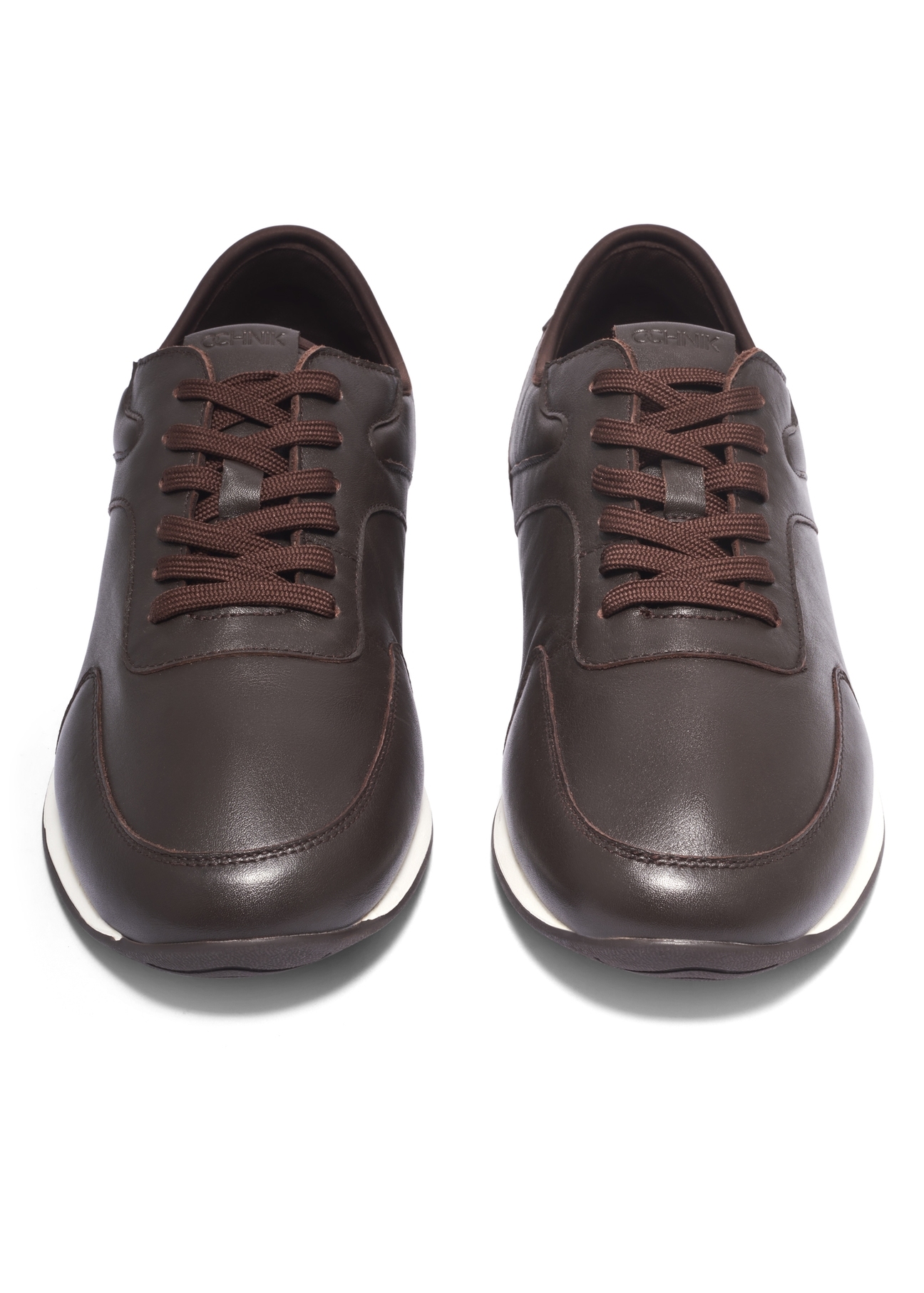 Brązowe skórzane buty sportowe męskie BUTYM-0566-1I(Z26), widok produktu z przodu na jasnym tle.