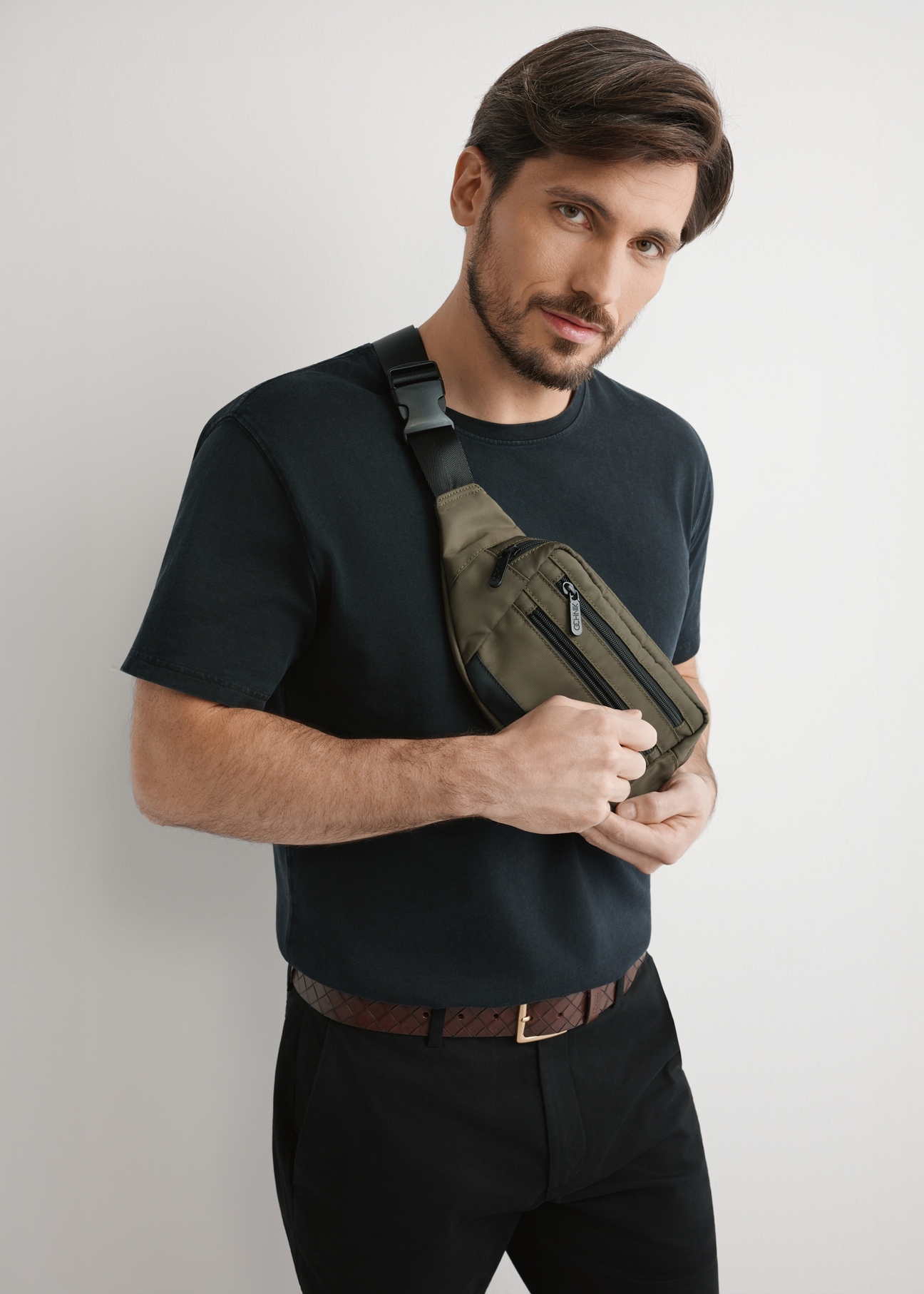 Nerka męska w kolorze khaki TORMN-0418-8D(W26), widok produktu z przodu na sylwetce modela.