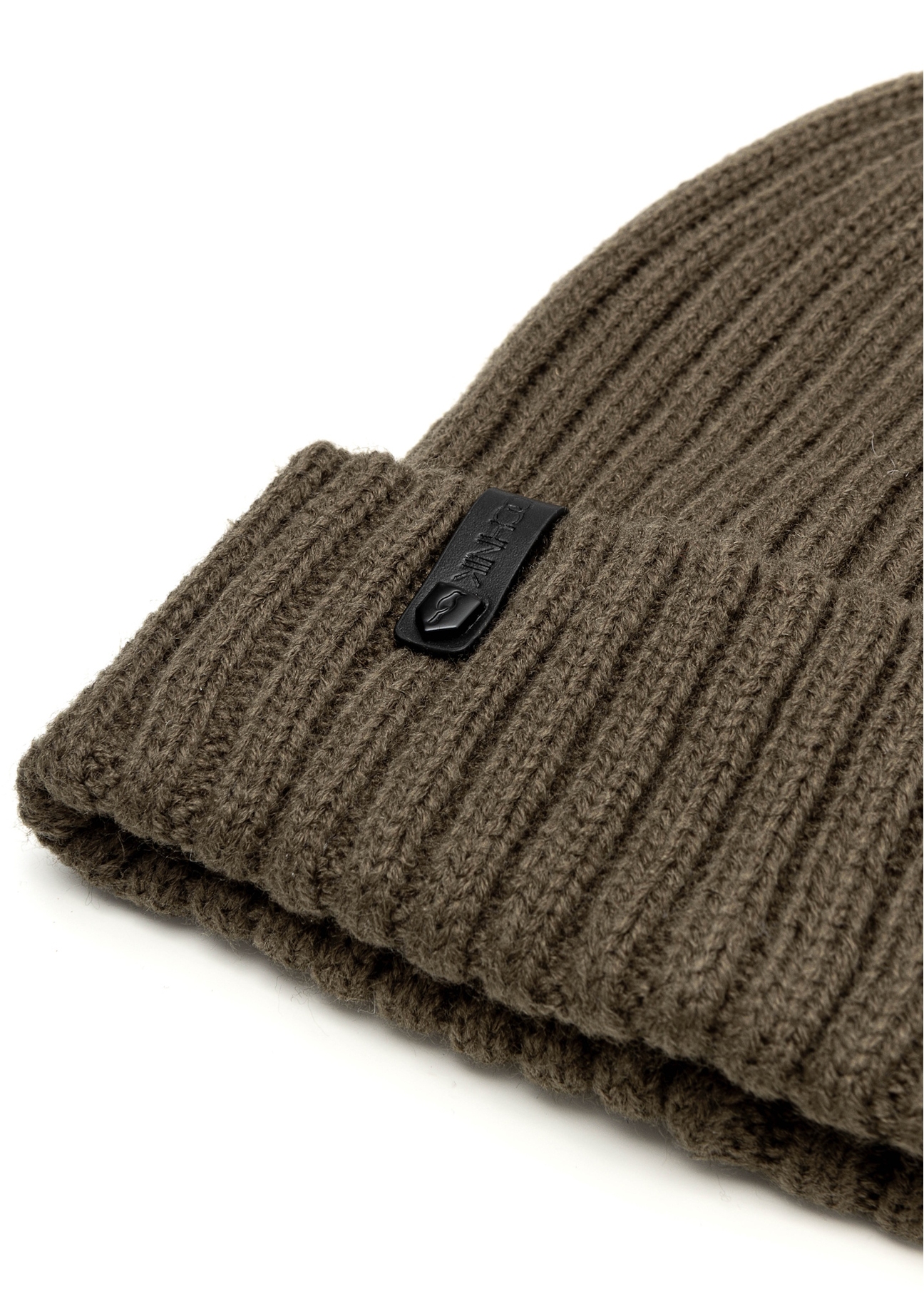 Zimowa czapka męska w kolorze khaki CZAMT-0088-51(Z25), zbliżenie na detal produktu na białym tle.