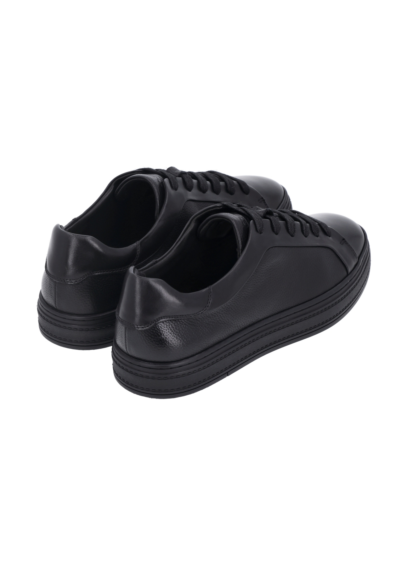 Czarne skórzane buty sportowe męskie BUTYM-0571-99(Z26), widok produktu z tyłu na jasnym tle.