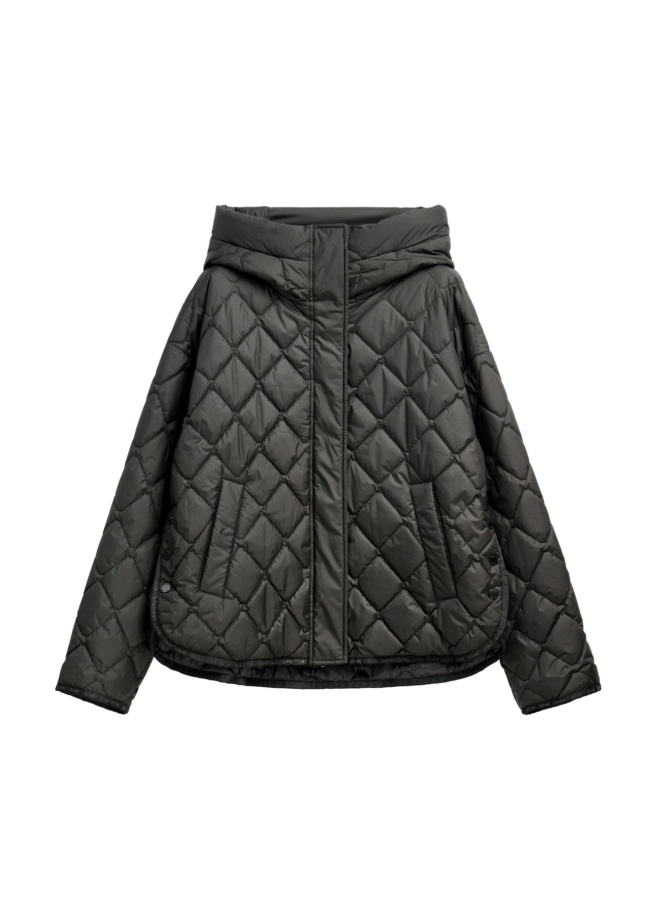Czarna pikowana kurtka damska z kapturem KURDT-0588-99(Z25), widok produktu z przodu na białym tle.