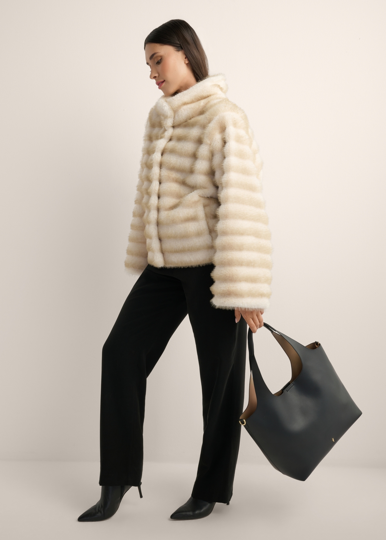 Czarna torebka shopper damska TOREC-1259-99(Z26), widok produktu od przodu na modelce. Widoczna cała sylwetka.