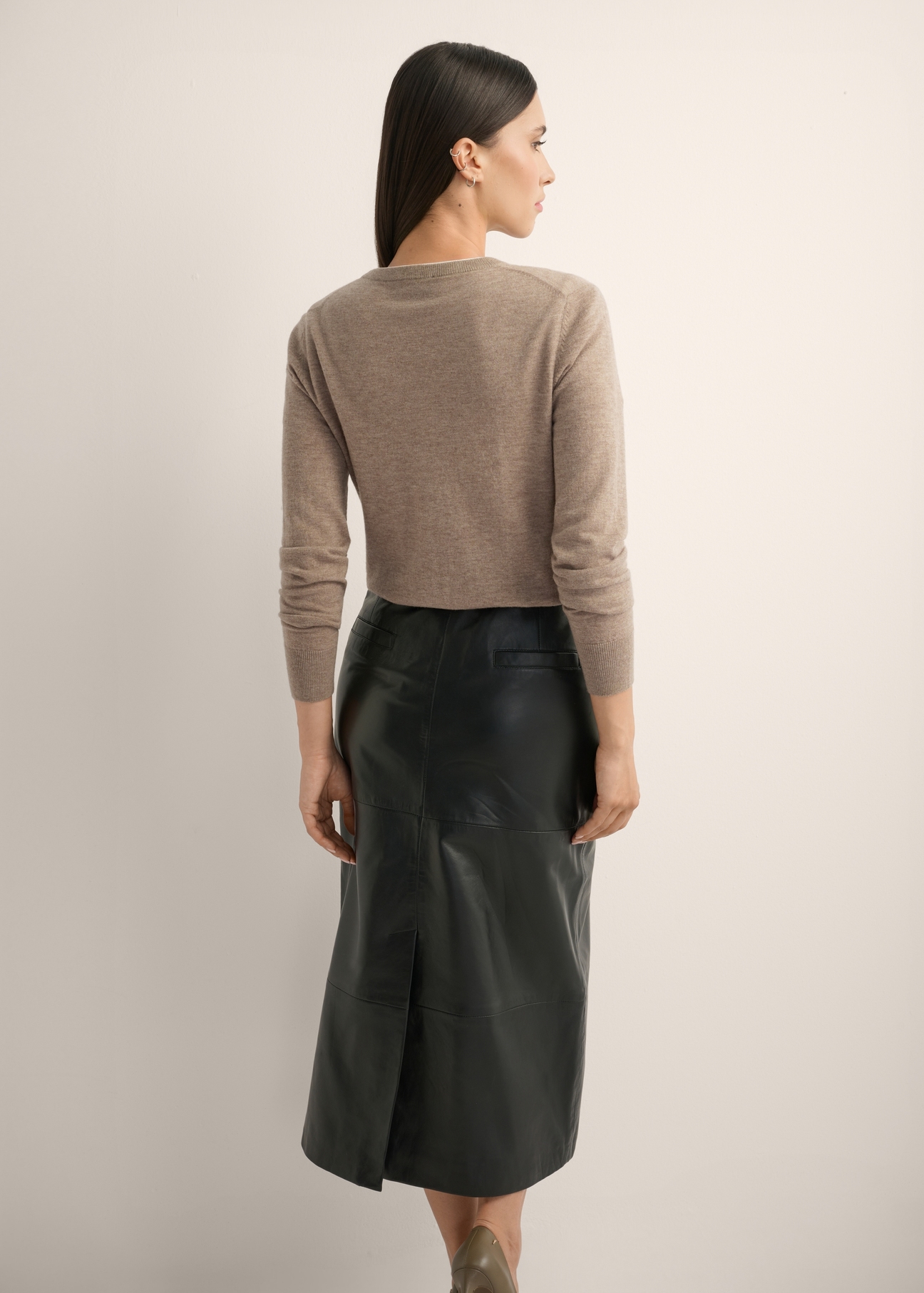 Wełniany sweter w kolorze camelu SWEDT-0267-1D(Z26), widok produktu od tyłu na modelce, widoczna połowa sylwetki.