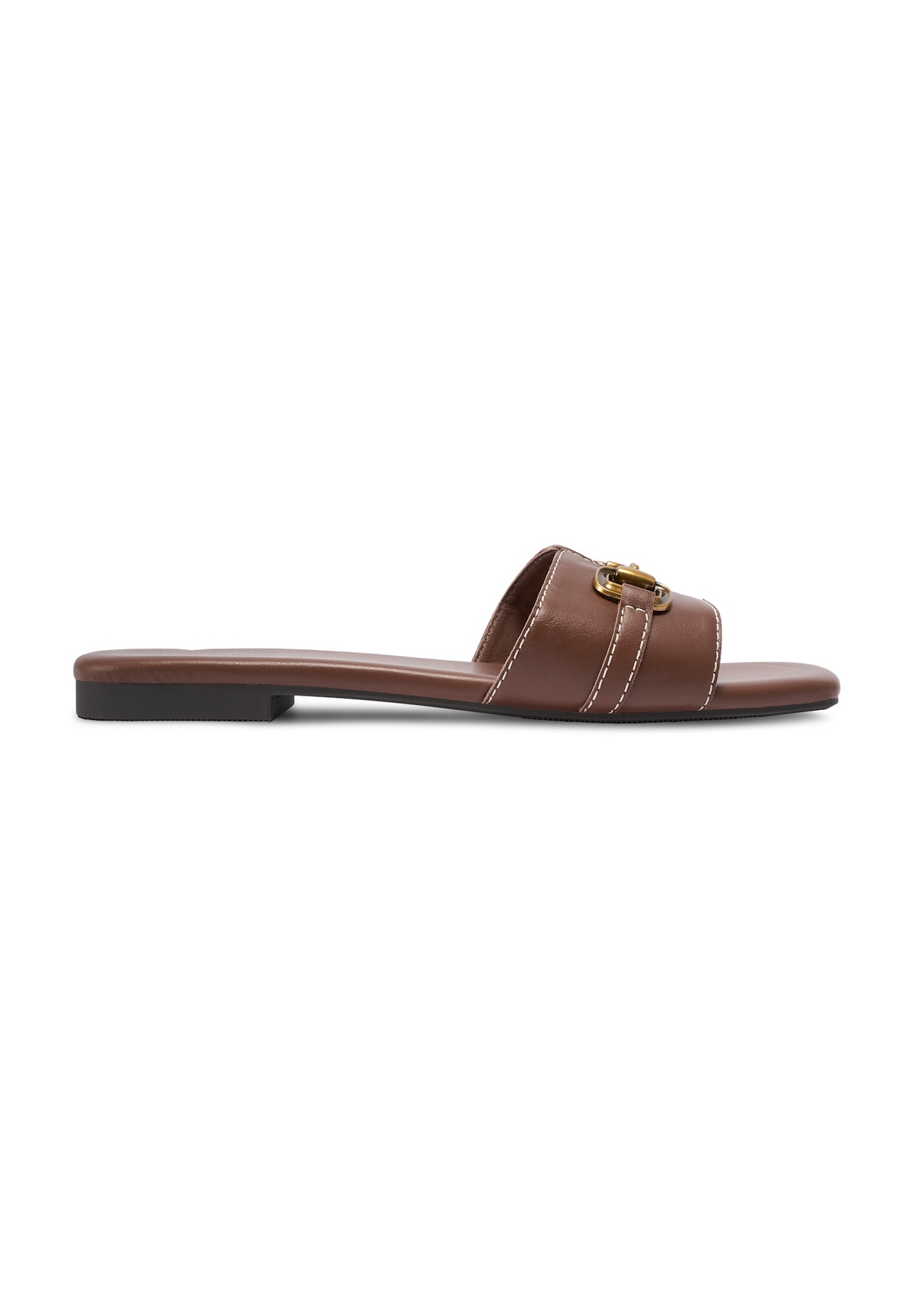 Skórzane klapki damskie w kolorze camelu BUTYD-1273-1D(W26), widok produktu z boku na białym tle.