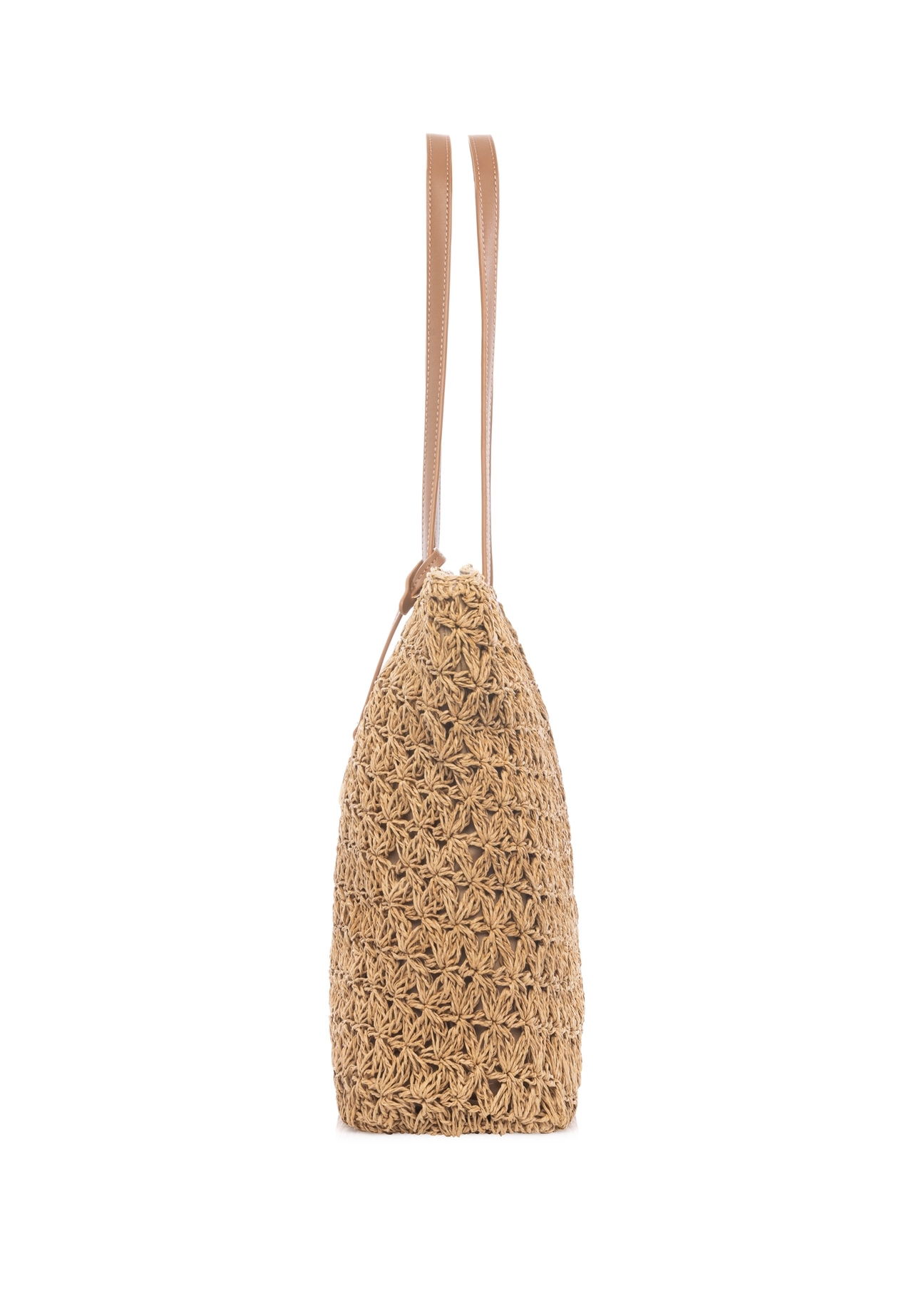 Słomkowa torebka shopper TOREC-1218-1E(W26) - widok produktu z boku, na białym tle. 
