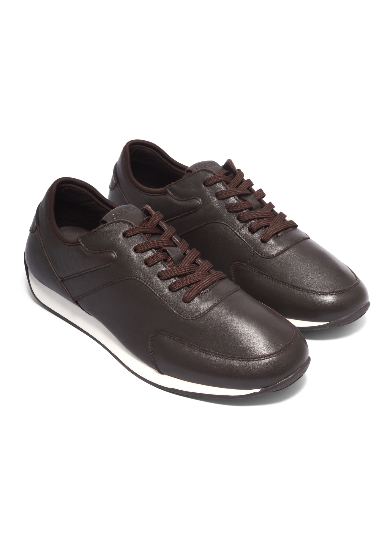 Brązowe skórzane buty sportowe męskie BUTYM-0566-1I(Z26), widok produktu skosem na jasnym tle.