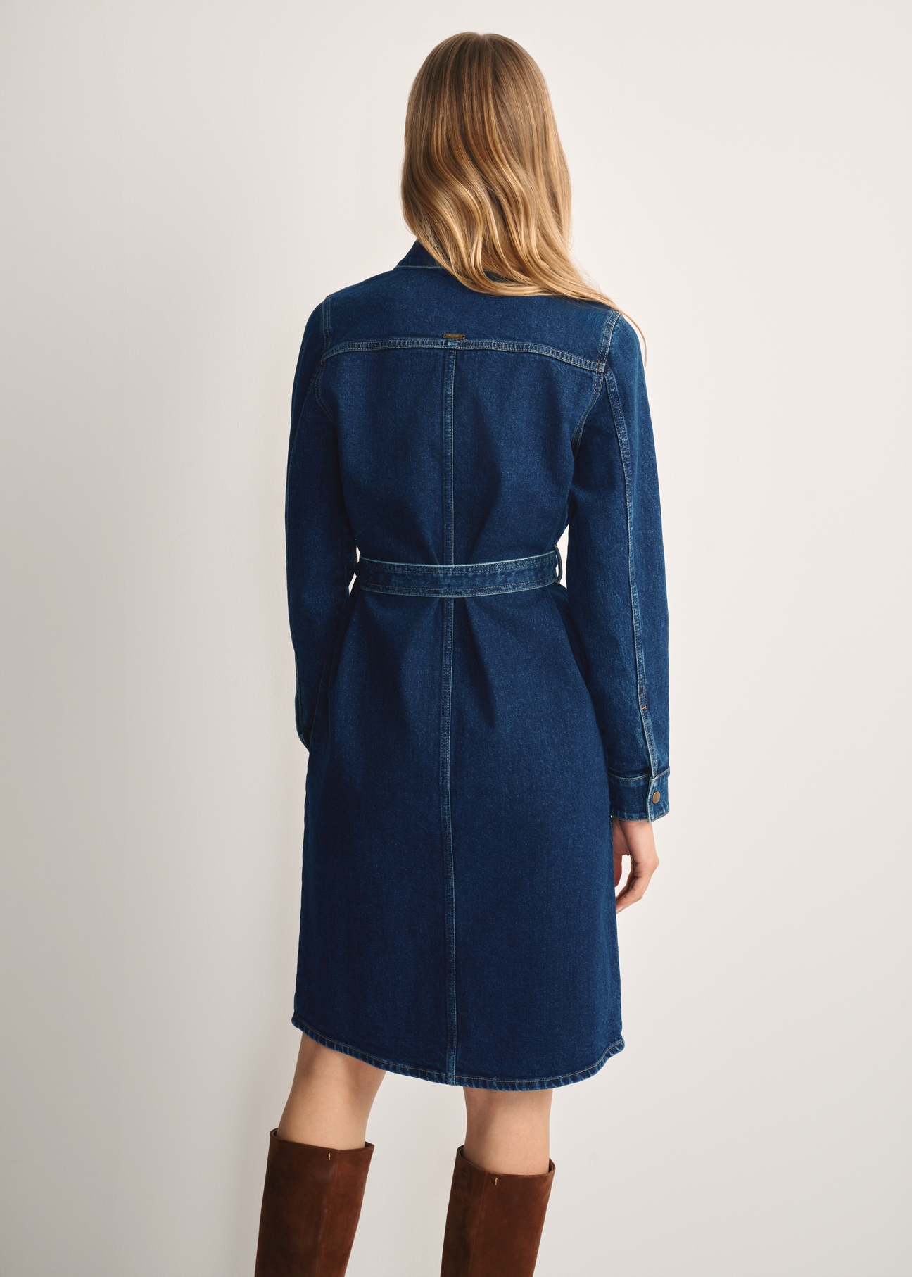 Jeansowa sukienka w stylu szmizjerki SUKDT-0240-68(Z25), produktu widoczny od tyłu na modelce, widoczne pół sylwetki.