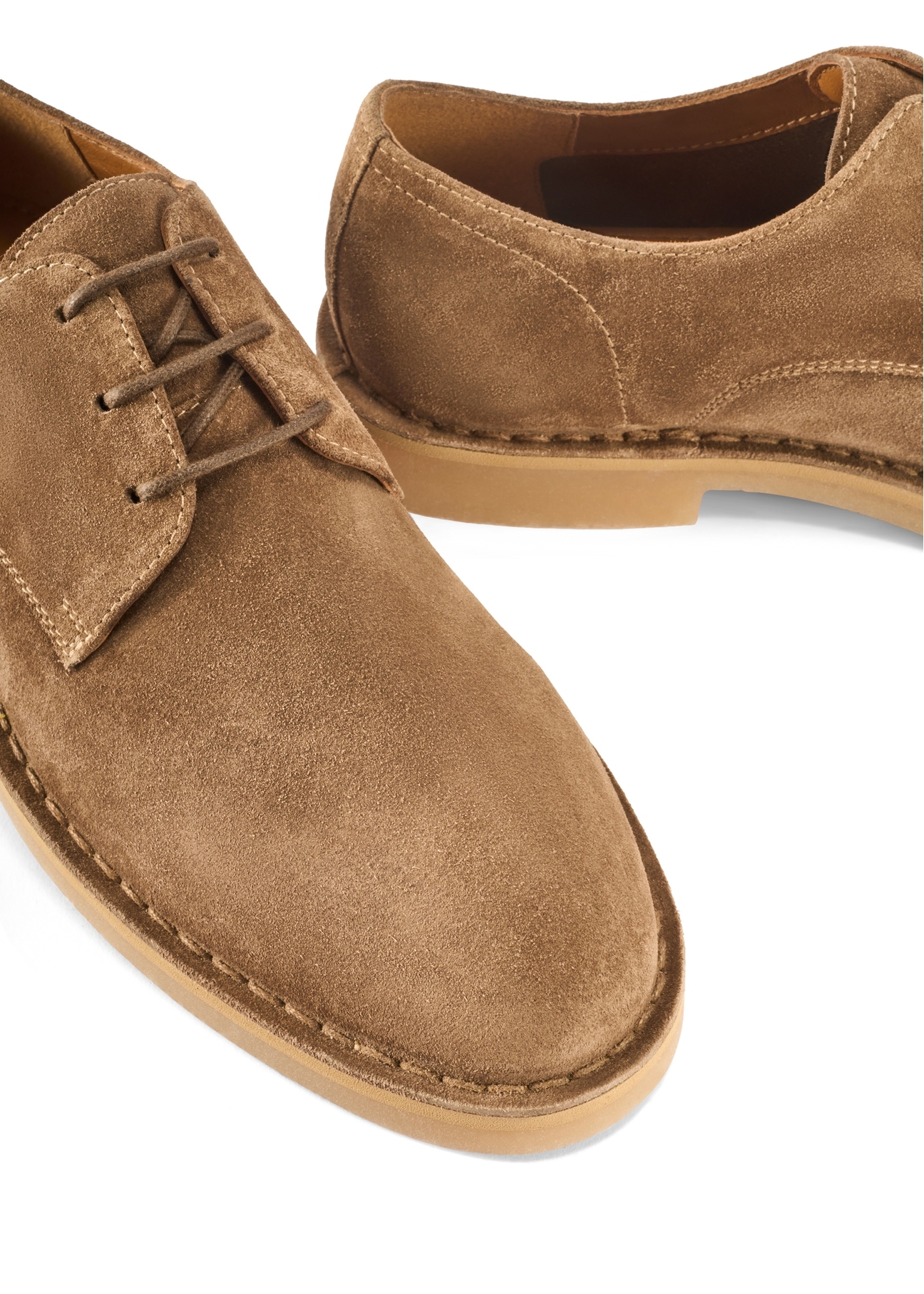 Zamszowe buty męskie w kolorze chłodnego beżu BUTYM-0539-1K(W26), zbliżenie na produkt na białym tle.