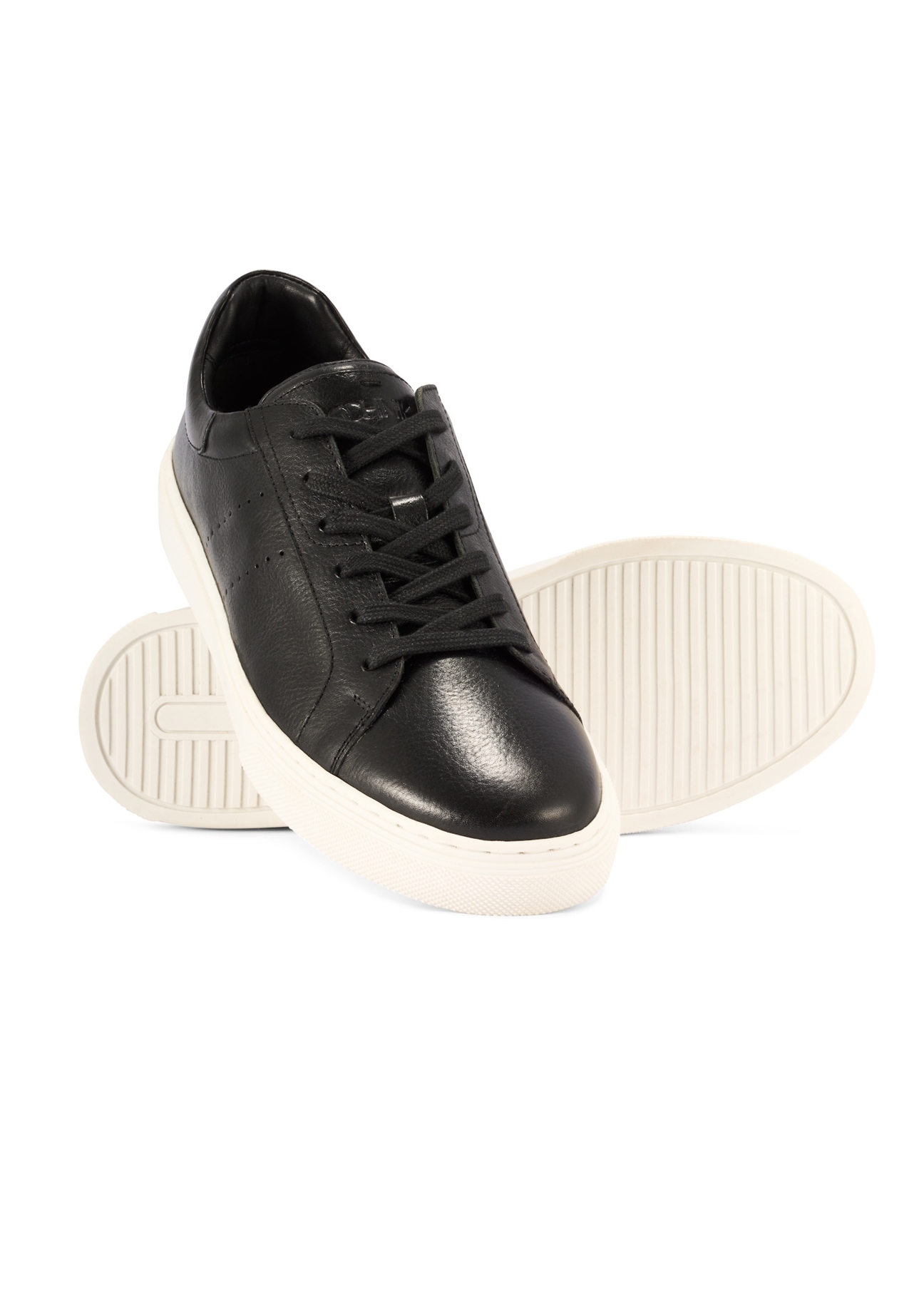Czarne skórzane sneakersy męskie BUTYM-0486-99(W26), widok produktu skosem na białym tle.