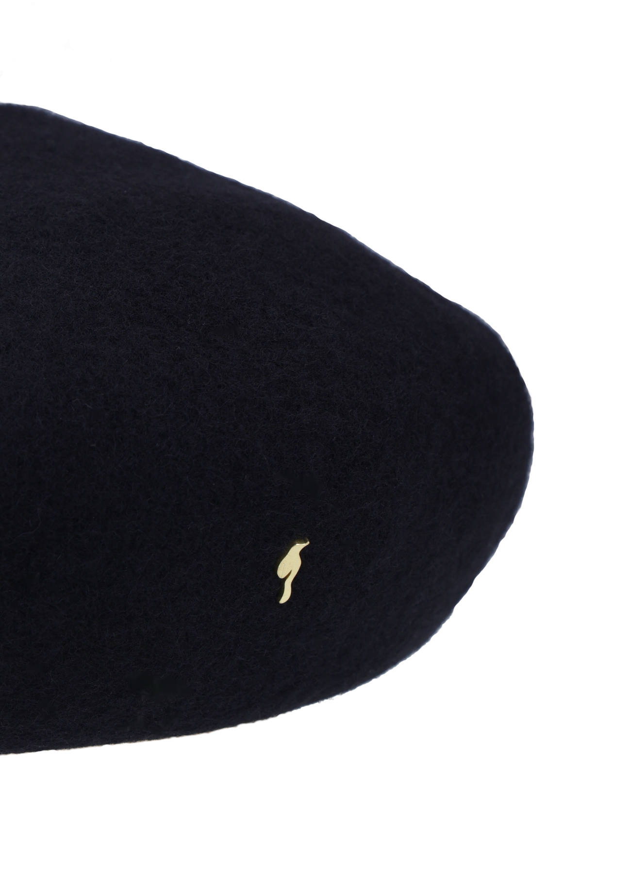 Czarny wełniany beret damski CZADT-0234-99(Z26) - zbliżenie na detal, na białym tle. 