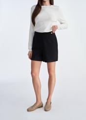 Czarne eleganckie szorty damskie SZODT-0012-99(W25)-02