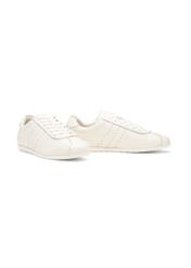 Kremowe skórzane buty damskie BUTYD-1261-0B(W26), widok produktu skosem na białym tle.