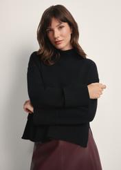 Czarny sweter damski z wełny SWEDT-0244-99(Z25), widok produktu z przodu na modelce. Widoczna połowa sylwetki.