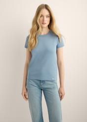 Niebieski bawełniany T-shirt damski TSHDT-0144-7B(Z26). Widok produktu z przodu na modelce. Widoczna połowa sylwetki. (2)