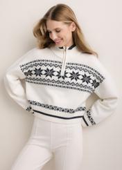 Kremowy sweter damski z norweskim wzorem SWEDT-0273-0B(Z26), widok produktu z przodu na modelce. Widoczna połowa sylwetki.