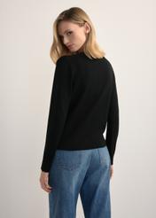 Czarny kardigan damski KARDT-0061-99(W26), widok produktu z tyłu na modelce. Widoczna połowa sylwetki.