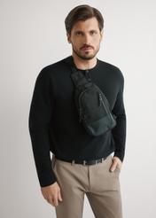 Czarna męska torba crossbody TORMN-0419-99(W26) - widok produktu na modelu, na jasnym tle. Widoczna sylwetka do kolan. 