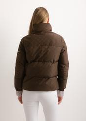 Ciemnobrązowa kurtka damska w monogram ze stójką KURDT-0694-1I(Z26), widok produktu od tyłu na modelce. Widoczna połowa sylwetki.