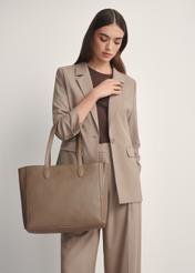 Ciemnobeżowa skórzana torebka shopper damska TORES-0971F-1K(W26), widok produktu od przodu na modelce, widoczna połowa sylwetki.