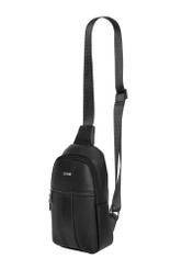Czarna męska skórzana nerka crossbody TORMS-0538-9I(Z26), widok produktu skosem na białym tle.
