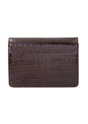 Brązowa mała skórzana torebka croco TORES-1233-1H(W26), widok produktu z tyłu na białym tle.