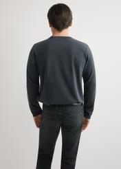 Czarny longsleeve męski LSLMT-0012-99(W26), widok produktu z tyłu na modelu. Widoczna połowa sylwetki.