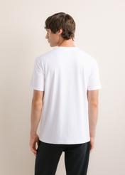 Biały T-shirt męski TSHMT-0120-0A(Z26), widok produktu z tyłu na modelu. Widoczna połowa sylwetki.