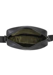 Czarna skórzana listonoszka męska TORMS-0499-99(W26), widok produktu w środku na białym tle.
