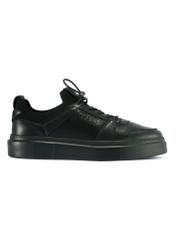 Czarne skórzane sneakersy męskie BUTYM-0509-99(Z25) - widok  produktu z boku na białym tle.