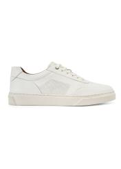 Skórzane sneakersy męskie w kolorze białym BUTYM-0484-0B(W26), widok produktu od boku na białym tle.