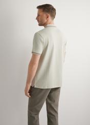 Koszulka polo w kolorze jasnego beżu POLMT-0090-1A(W26), widok produktu z tyłu na modelu. Widoczna połowa sylwetki.