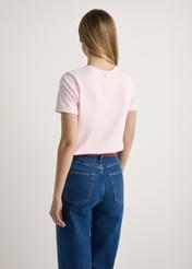 Różowy T-shirt damski z nadrukiem TSHDT-0152-5A(W26), widok produktu od tyłu na modelce, widoczna połowa sylwetki.