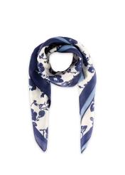 Niebieska apaszka damska w kwiaty SZADT-0190-7P(W26), widok złożonego produktu na białym tle.