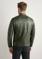 Skórzana kurtka męska w kolorze khaki KURMS-0338-8D(W26) - widok produktu z tyłu, na modelu, na jasnym tle. Widoczna połowa sylwetki.