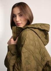 Oliwkowa krótka pikowana kurtka oversize KURDT-0660-8D(W26) - widok produktu z tyłu, na modelce, na jasnym tle. Zbliżenie na detal.